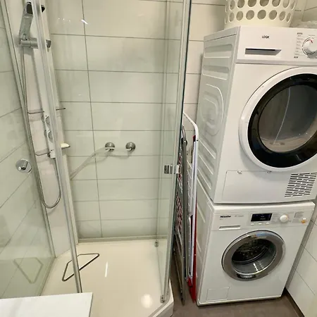 8 Person In Urangsvag *