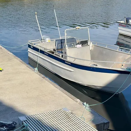 8 Person In Urangsvag *