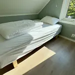 8 Person In Urangsvag *