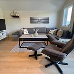 8 Person In Urangsvag
